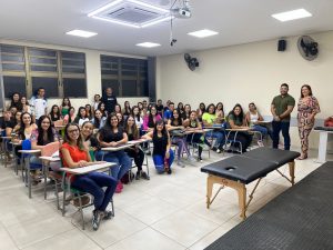 Fisioterapia recebe aluno egresso para projeto ‘Professor por um dia’