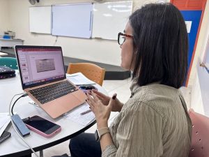 Professora Marcela Toledo comanda palestra com público da UFMG