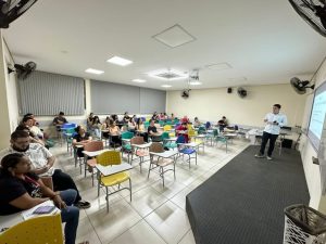 Economista e contador Victor ministra palestra para estudantes do Direito