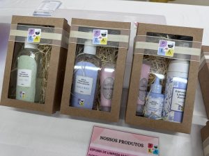 Participantes do PEA divulgam produtos na Semana das Mães