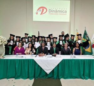 VI turma de Medicina da Faculdade Dinâmica cola grau