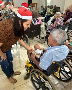 Enfermeiros da Alegria entregam presentes da campanha ‘Padrinhos de Natal’