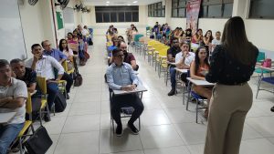 Alunos de Direito recebem orientações de egressa sobre formação continuada