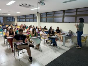 Estudantes já participam de aulas de leitura e interpretação de textos em Inglês