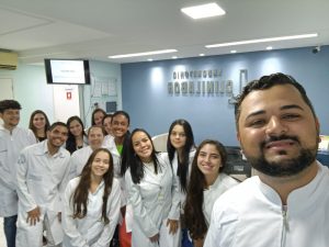 Primeiro período do Curso de Farmácia visita laboratório de análises clínicas
