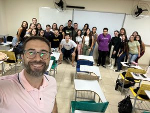 Egressa medalha de ouro da Medicina compartilha experiências com calouros