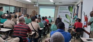 Docente da Dinâmica ministra palestra sobre Meio Ambiente em fábrica de papel