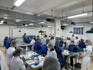 Alunos, egressos e Enfermeiros se habilitam em suturas em minicurso