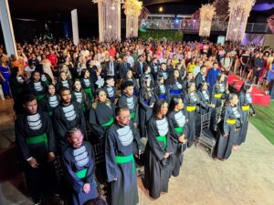Dezenas de formandos colam grau em cerimônia promovida pela Dinâmica