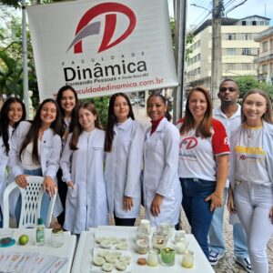 Alunos e professores levam serviços gratuitos à população na Praça de Palmeiras