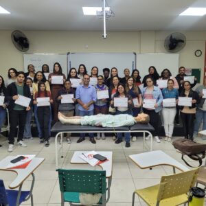 Alunos e profissionais da saúde participam de capacitação sobre cuidados com feridas