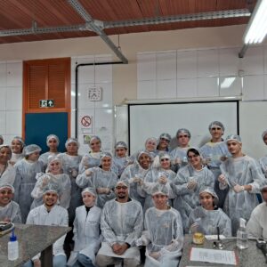 Alunos do Ensino Médio produzem cremes durante visita à Dinâmica