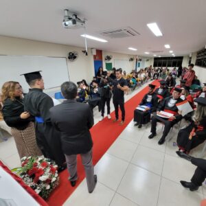 Dinâmica confere grau de bacharel a formandos de seis cursos