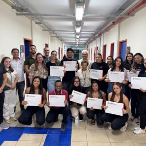 Dinâmica entrega certificados a integrantes da Equipe de Extensão