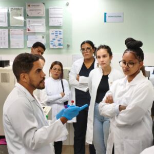 Alunos de Farmácia vivenciam prática hospitalar em visita ao Hospital Arnaldo Gavazza