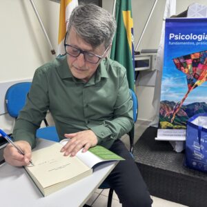 Faculdade Dinâmica recebe lançamento de livro sobre Psicologia Escolar