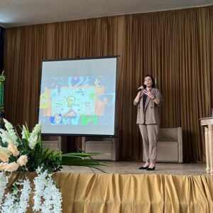Professora ministra palestra sobre metodologias ativas para educadores de Inhapim
